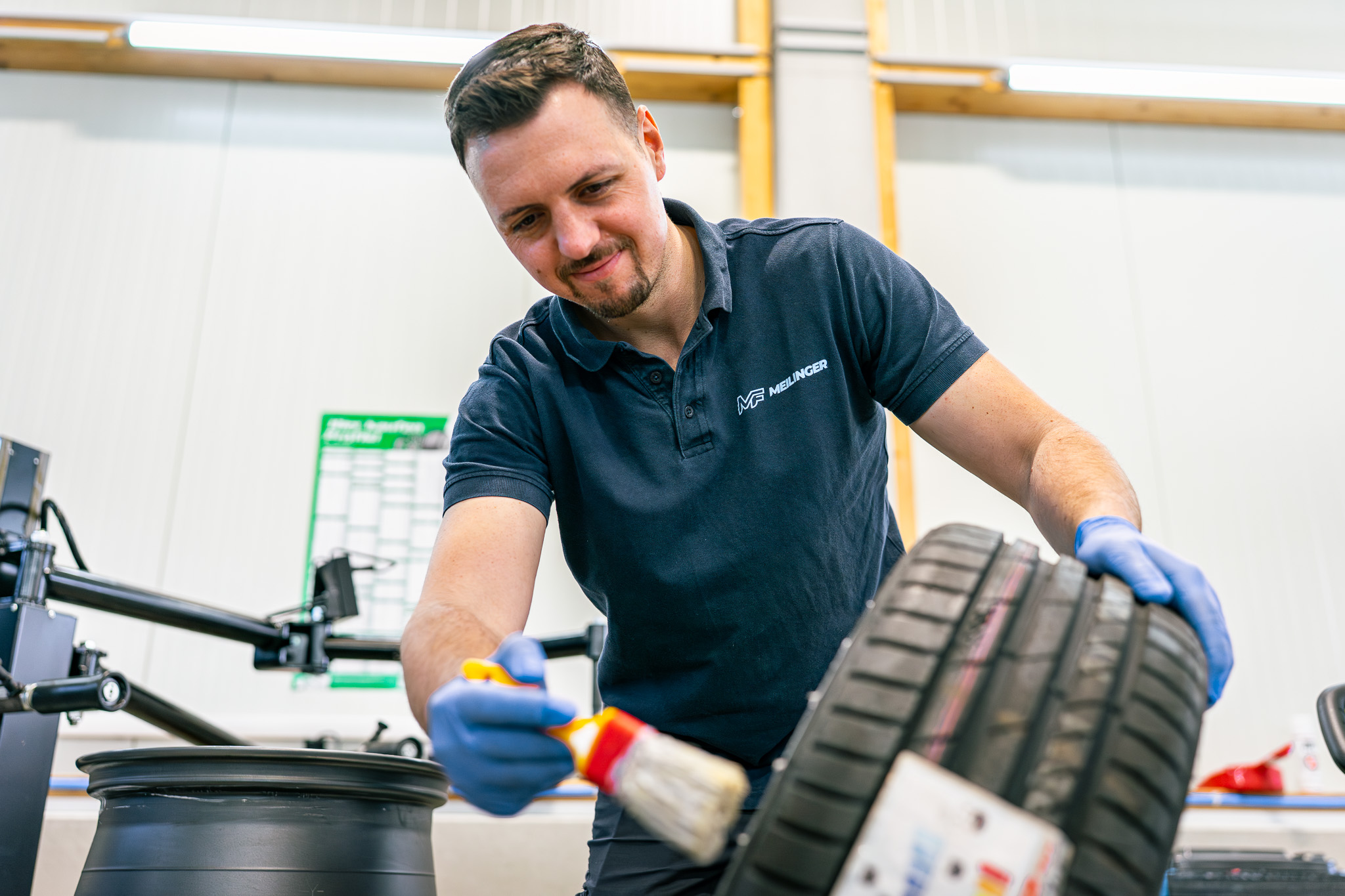 Über uns 1 Felix Meilinger trägt bei Reifenservice Meilinger in Höchstädt Montagepaste auf einen Reifen auf