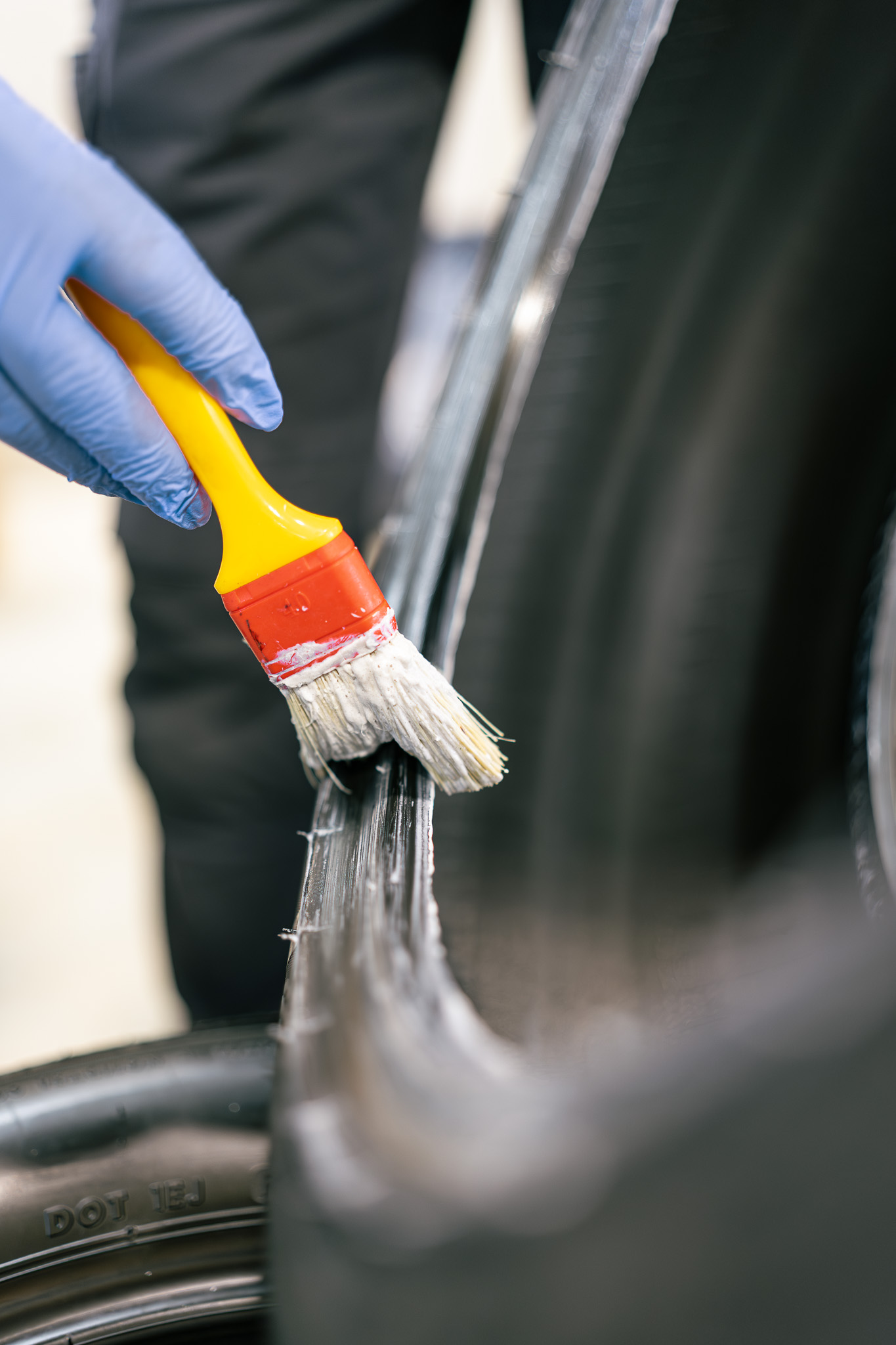 Preise 2 Montagepaste wird mit dem Pinsel auf den Reifenwulst aufgetragen