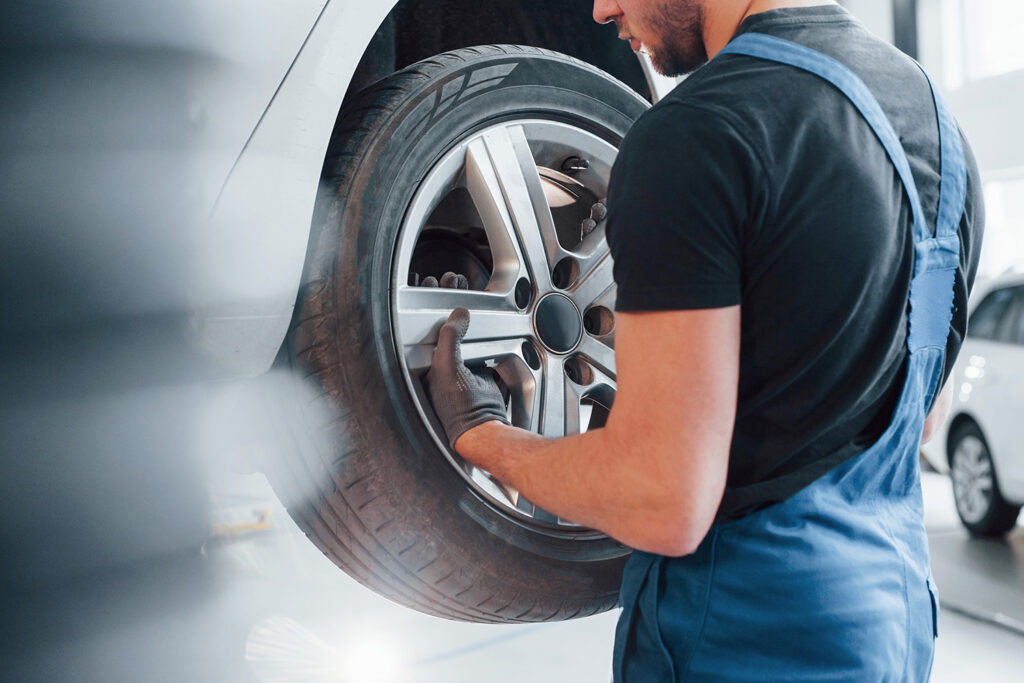 Rad wird beim Reifenwechsel an das Auto montiert