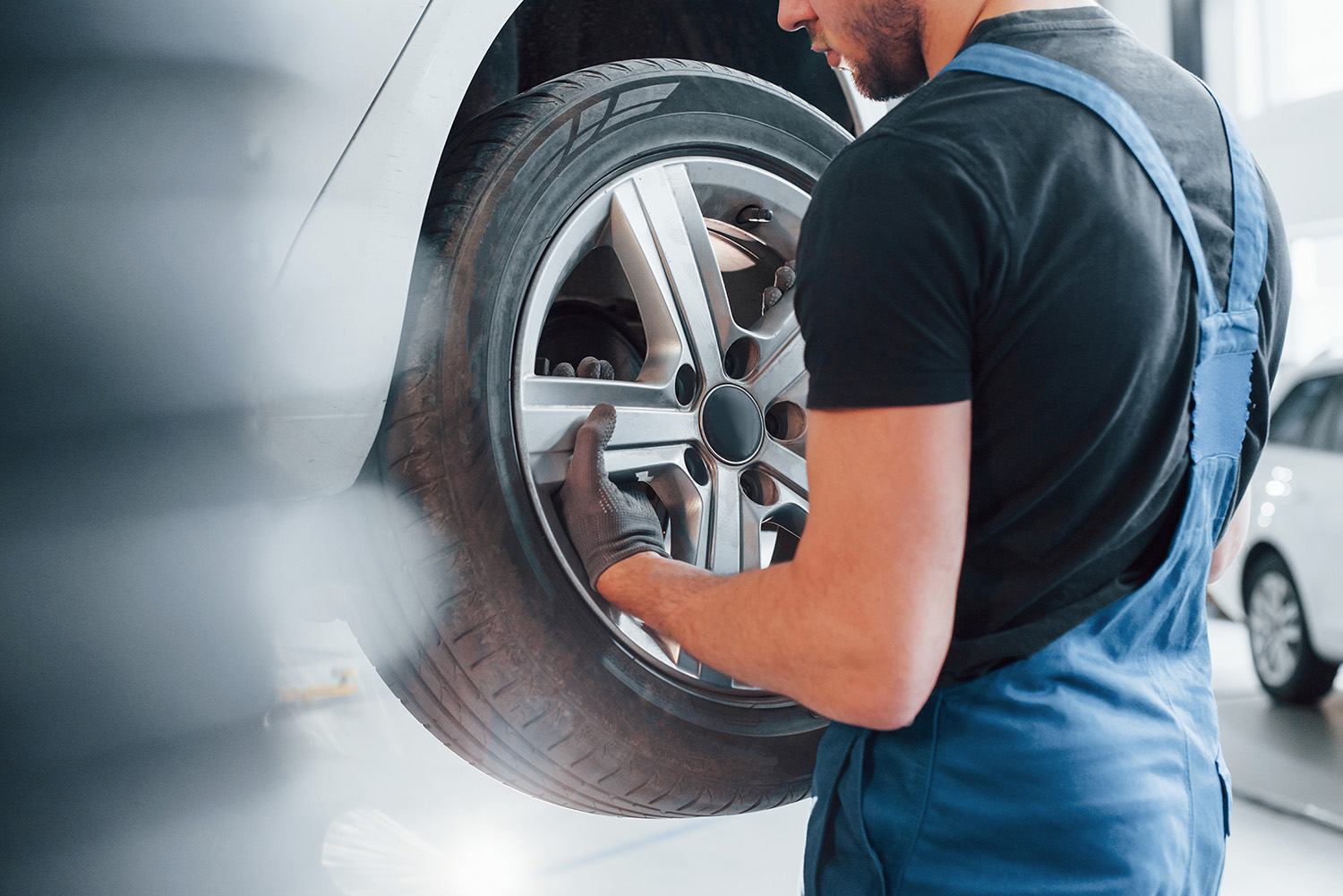 Rad wird beim Reifenwechsel an das Auto montiert